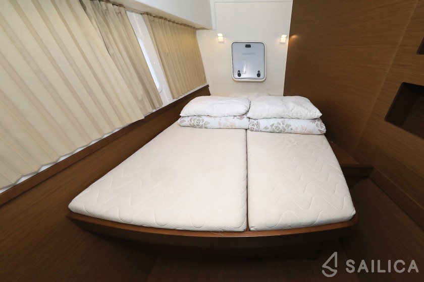 Lagoon 42 - Yacht Charter Sailica