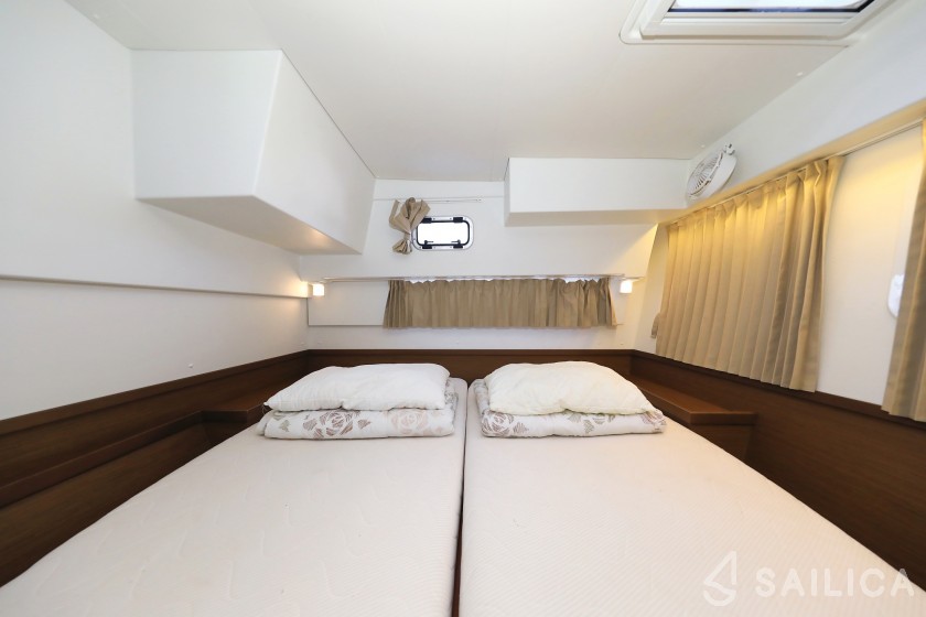 Lagoon 42 - Yacht Charter Sailica