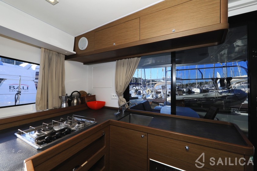 Lagoon 42 - Yacht Charter Sailica