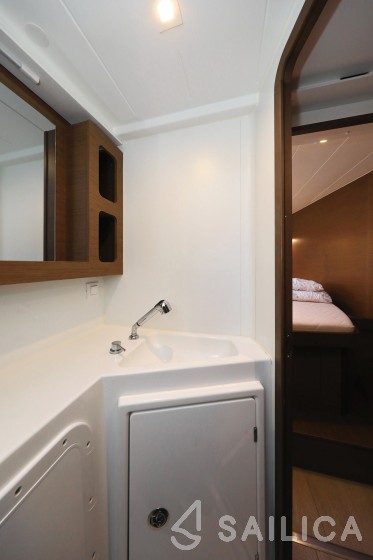 Lagoon 42 - Yacht Charter Sailica