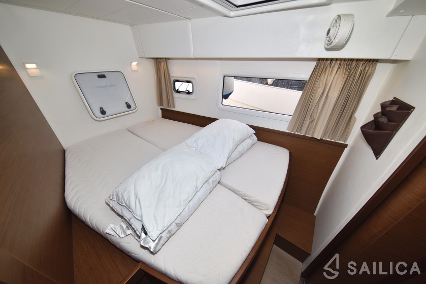Lagoon 42 - Yacht Charter Sailica