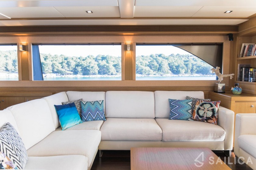 Ferretti 26 M Navetta - Yacht Charter Sailica