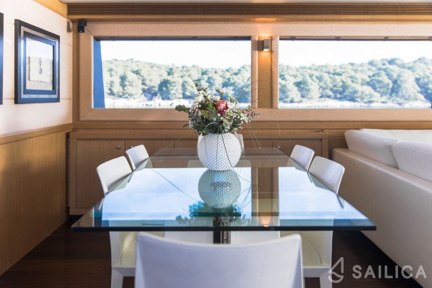 Ferretti 26 M Navetta - Yacht Charter Sailica
