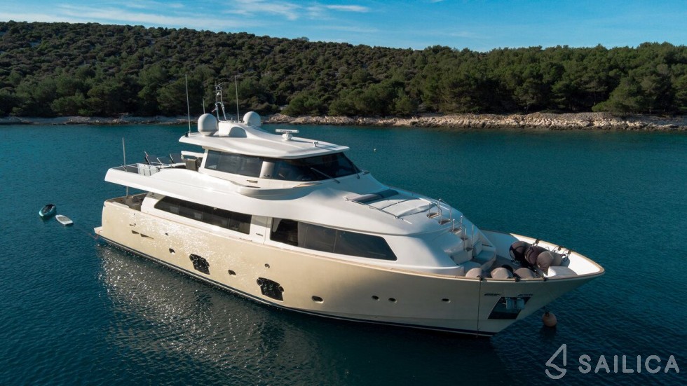 Ferretti 26 M Navetta - Yacht Charter Sailica