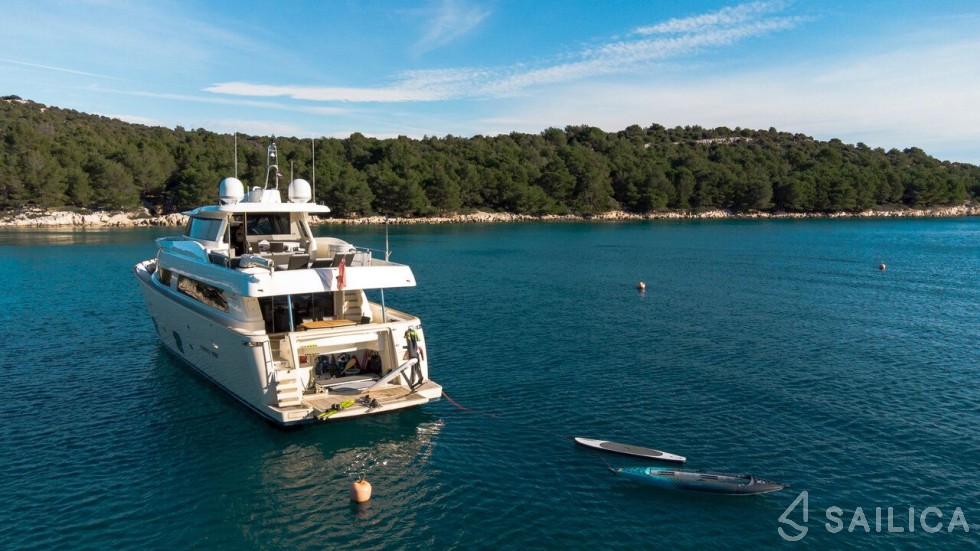 Ferretti 26 M Navetta - Yacht Charter Sailica