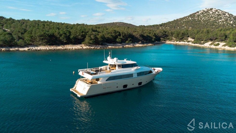 Ferretti 26 M Navetta - Yacht Charter Sailica