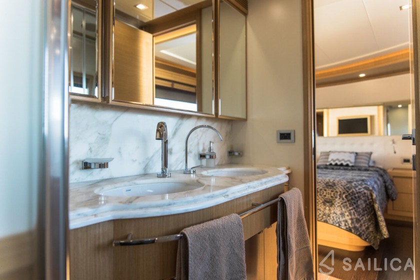 Ferretti 26 M Navetta - Yacht Charter Sailica