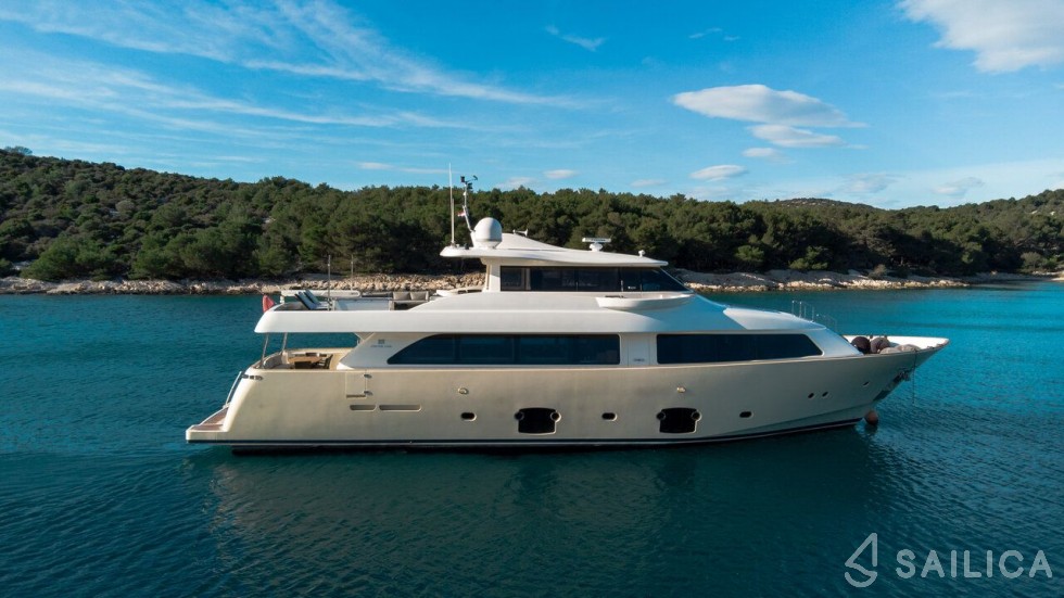 Ferretti 26 M Navetta - Yacht Charter Sailica