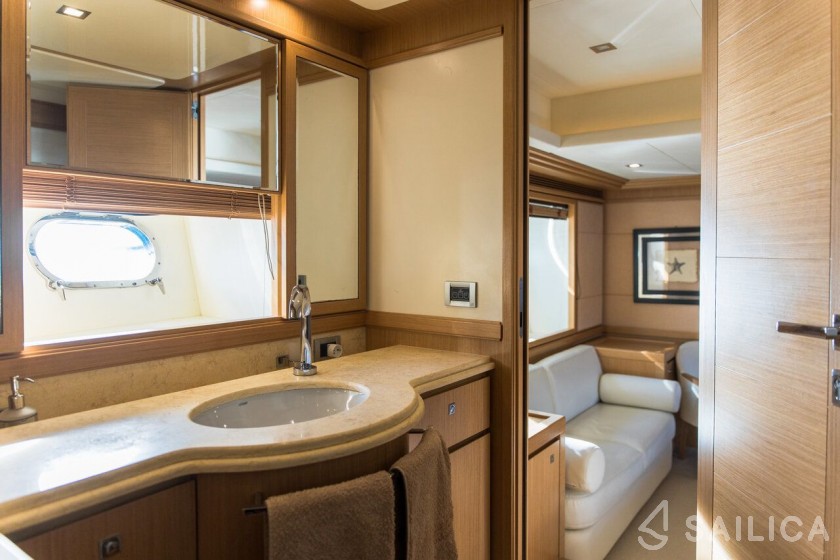 Ferretti 26 M Navetta - Yacht Charter Sailica