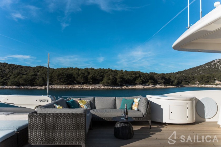 Ferretti 26 M Navetta - Yacht Charter Sailica