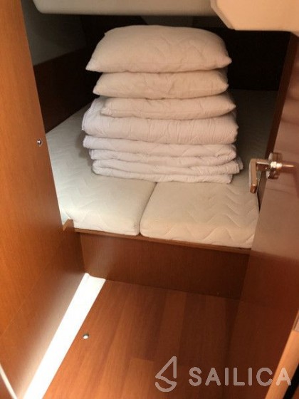 Oceanis 38.1 - Yacht Charter Sailica