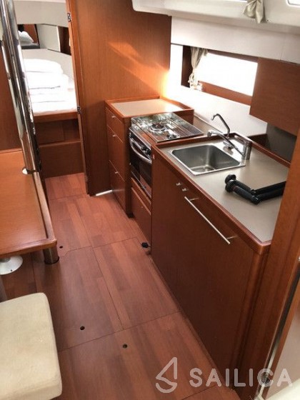Oceanis 38.1 - Yacht Charter Sailica
