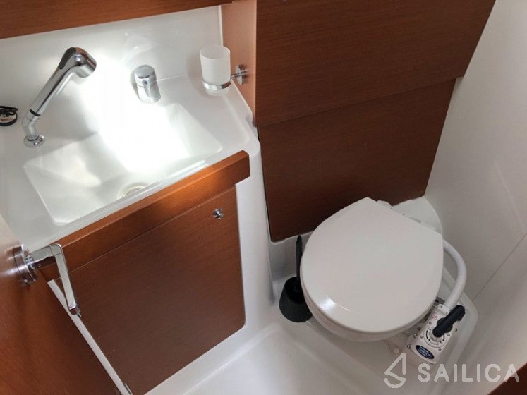 Oceanis 38.1 - Yacht Charter Sailica