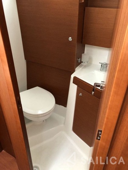 Oceanis 38.1 - Yacht Charter Sailica
