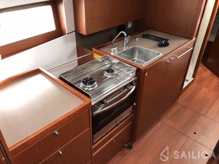 Oceanis 38.1 - Yacht Charter Sailica
