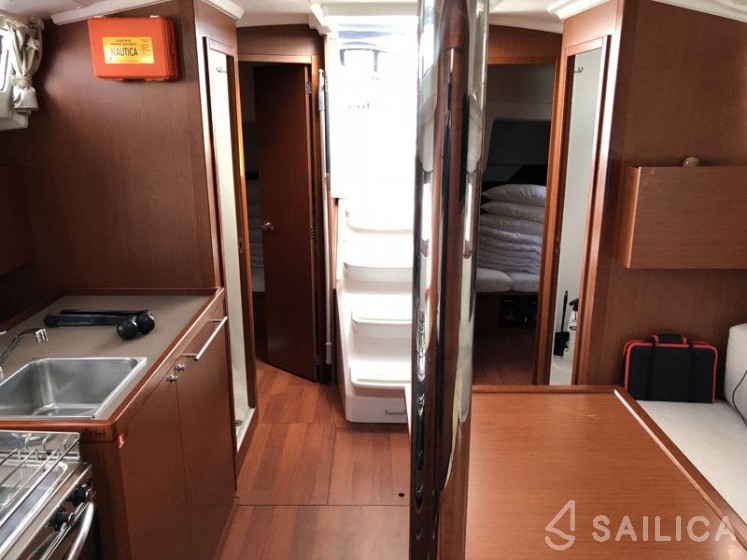 Oceanis 38.1 - Yacht Charter Sailica