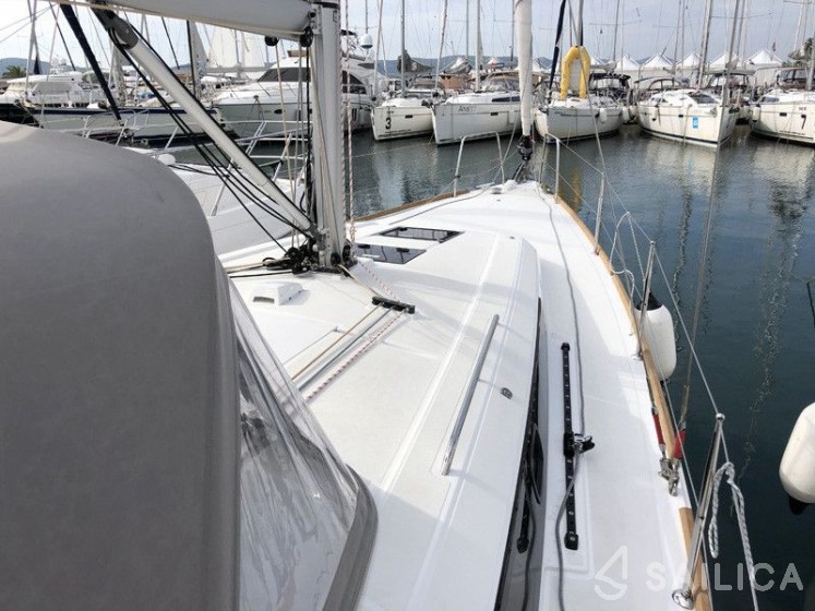 Oceanis 38.1 - Yacht Charter Sailica