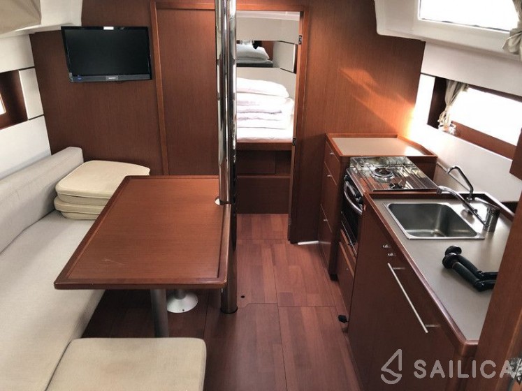 Oceanis 38.1 - Yacht Charter Sailica