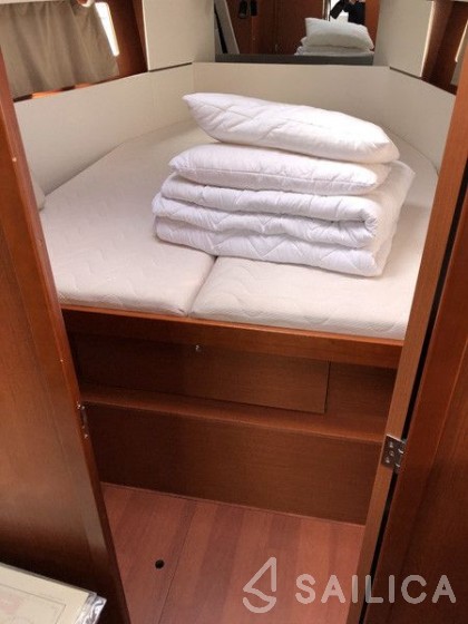 Oceanis 38.1 - Yacht Charter Sailica