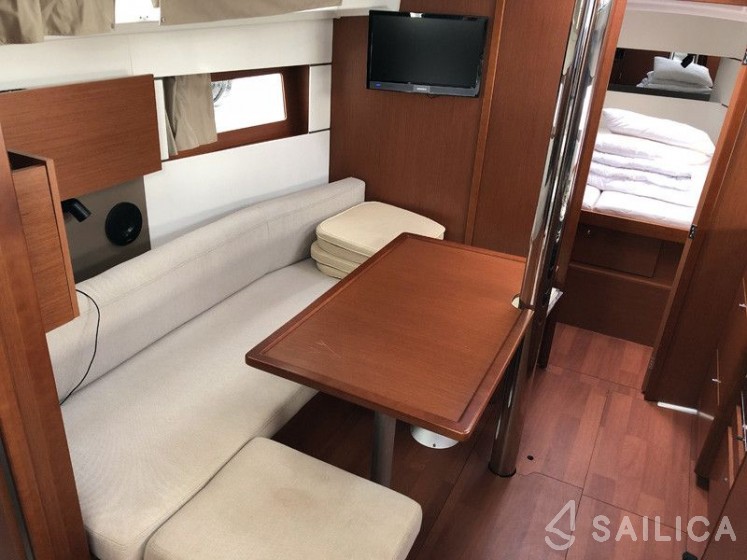 Oceanis 38.1 - Yacht Charter Sailica
