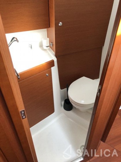Oceanis 38.1 - Yacht Charter Sailica