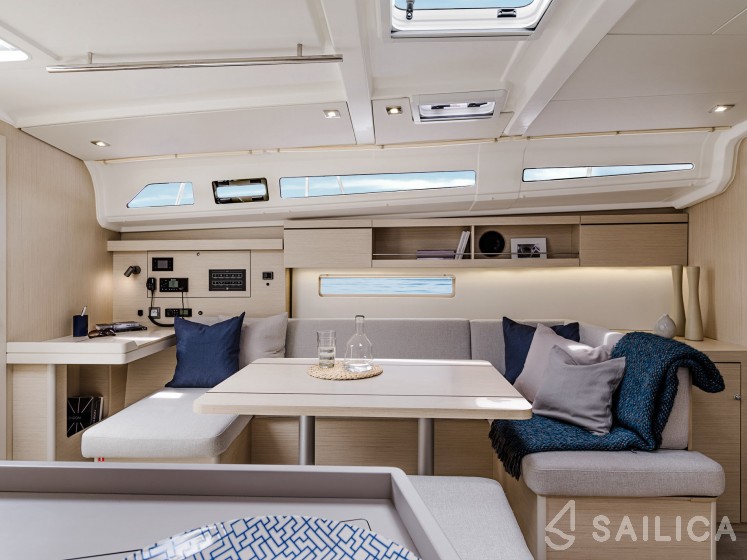 Oceanis 40.1 - Yacht Charter Sailica