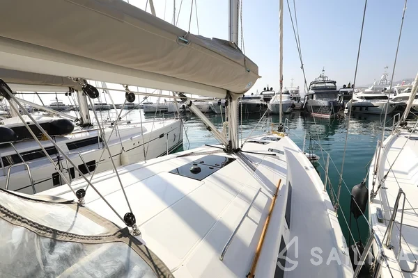 Hanse 415 - Yacht Charter Sailica