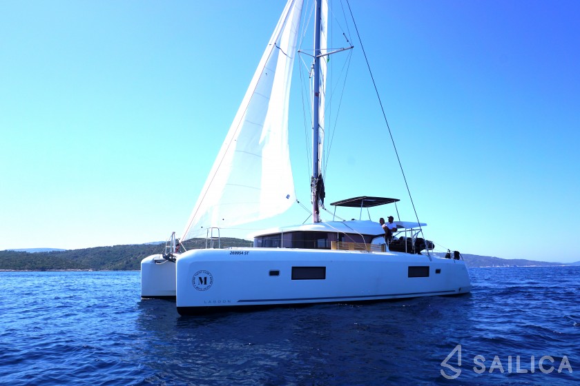 Lagoon 42 - Yacht Charter Sailica