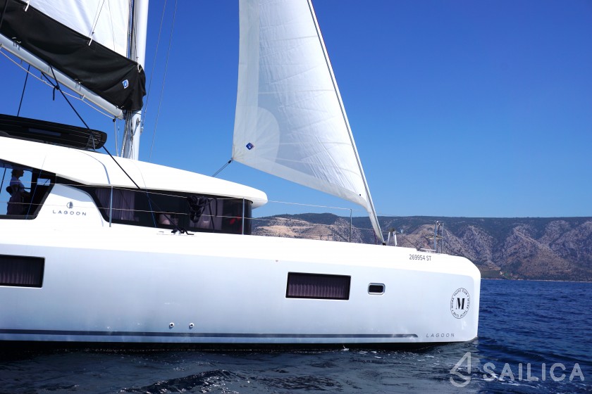 Lagoon 42 - Yacht Charter Sailica