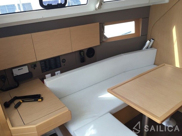 Oceanis 38 - Yacht Charter Sailica