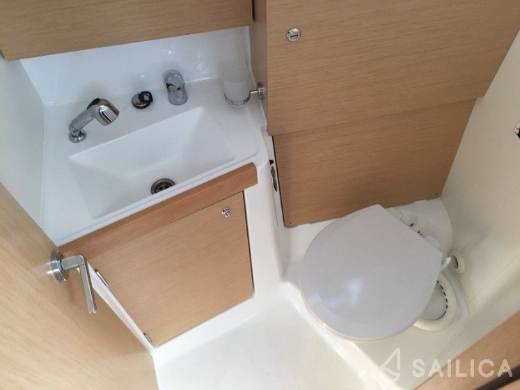 Oceanis 38 - Yacht Charter Sailica