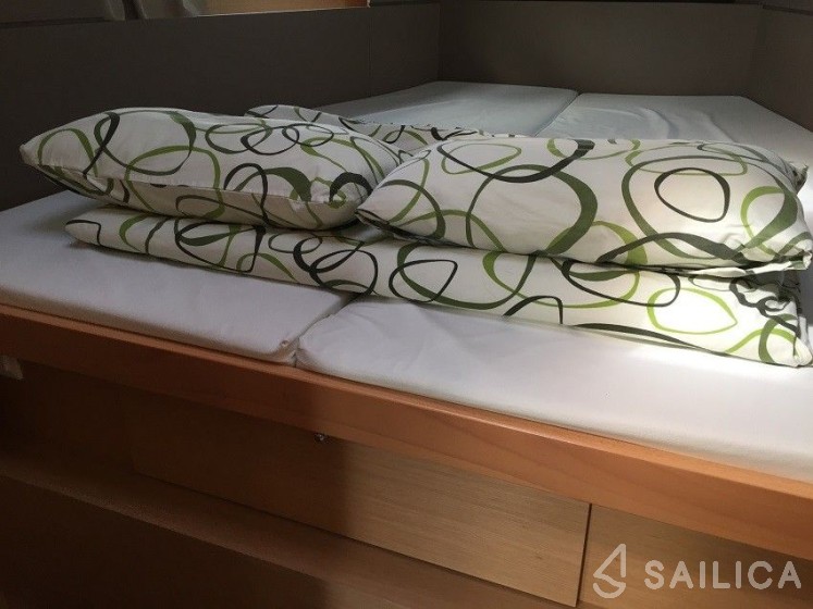 Oceanis 38 - Yacht Charter Sailica
