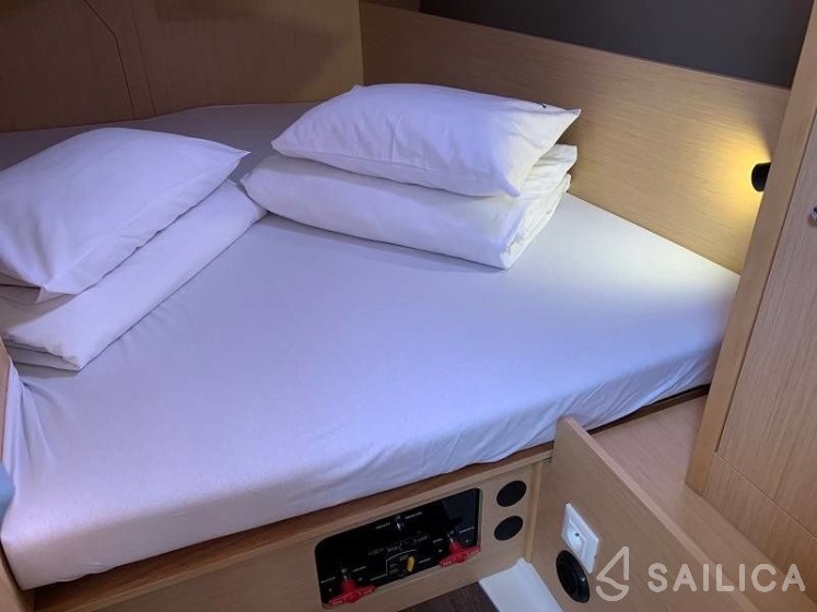 Oceanis 38 - Yacht Charter Sailica