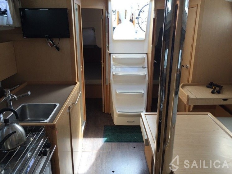 Oceanis 38 - Yacht Charter Sailica