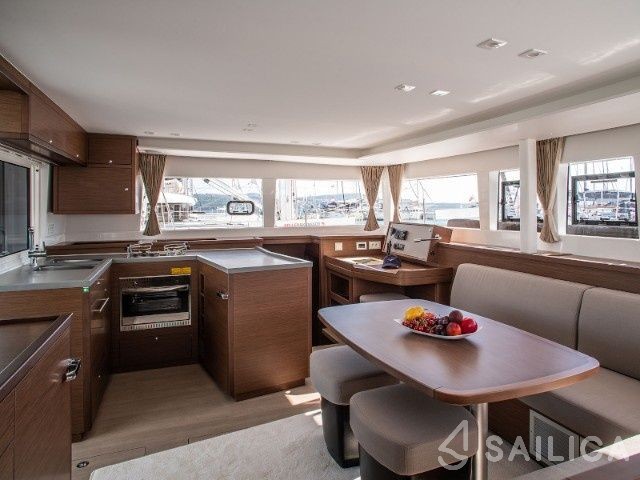 Lagoon 450 S - 4 + 2 cab. - Yacht Charter Sailica