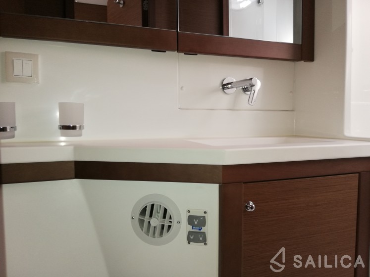 Lagoon 450 S - 4 + 2 cab. - Yacht Charter Sailica
