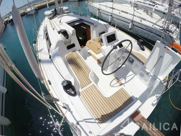 Oceanis 31 - Yacht Charter Sailica
