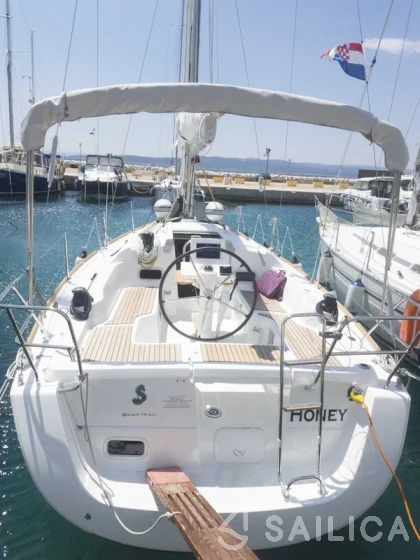Oceanis 31 - Yacht Charter Sailica