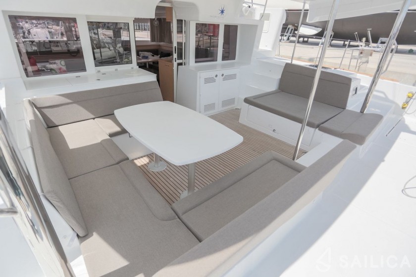 Lagoon 450  Flybridge - Yacht Charter Sailica