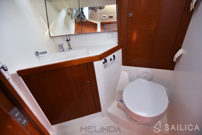 Oceanis 45 - Yacht Charter Sailica