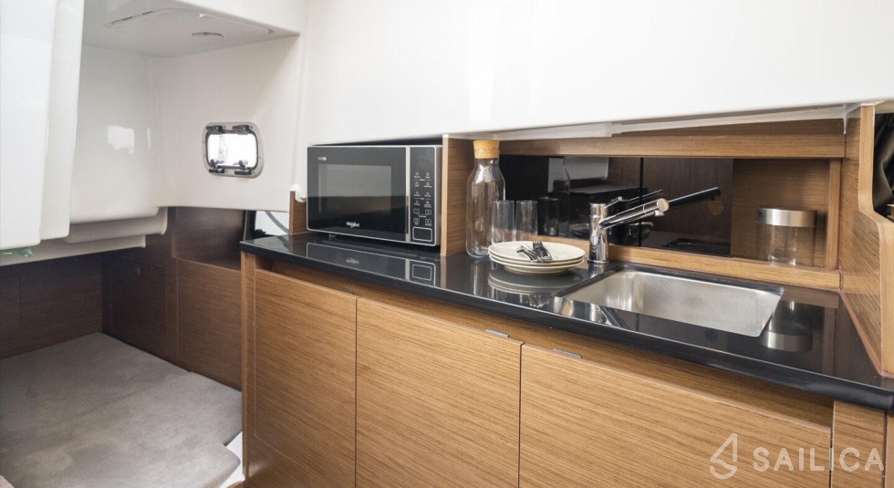Beneteau Flyer 9 - Yacht Charter Sailica