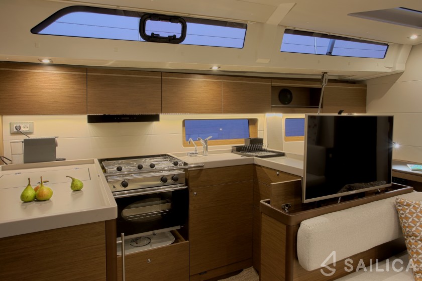Oceanis 51.1 - Yacht Charter Sailica