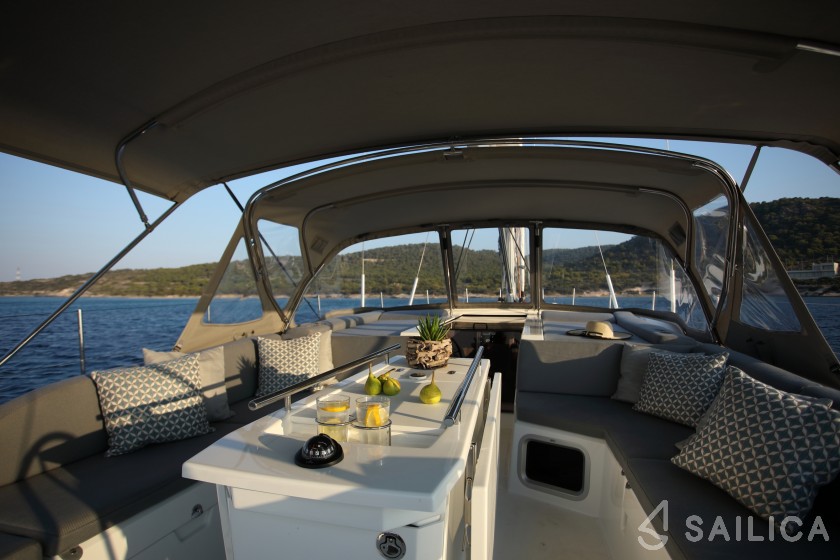 Oceanis 51.1 - Yacht Charter Sailica