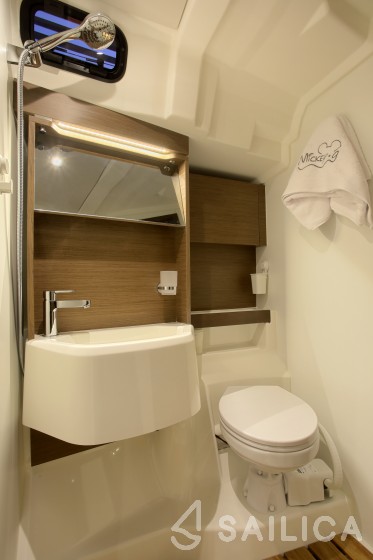 Oceanis 51.1 - Yacht Charter Sailica