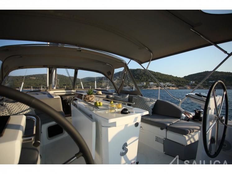 Oceanis 51.1 - Yacht Charter Sailica