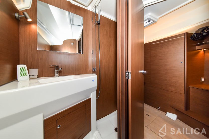Oceanis 40.1 - Yacht Charter Sailica