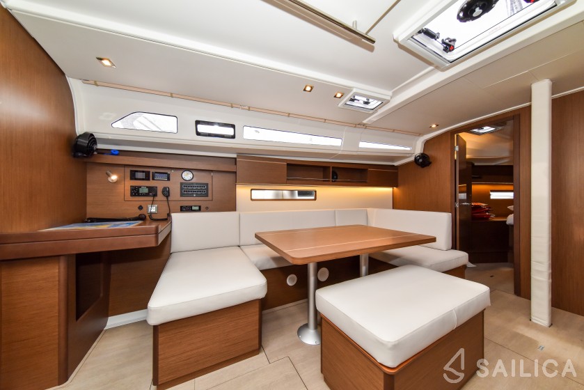 Oceanis 40.1 - Yacht Charter Sailica