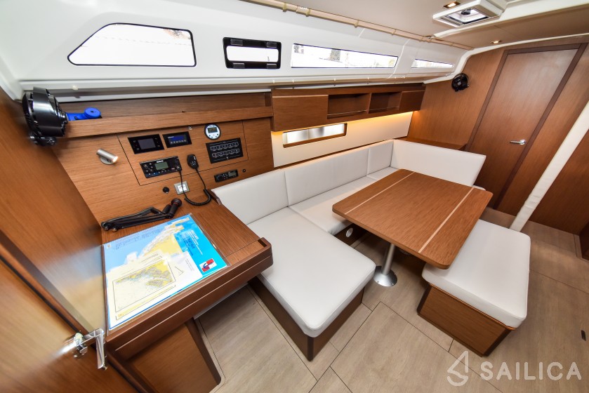 Oceanis 40.1 - Yacht Charter Sailica