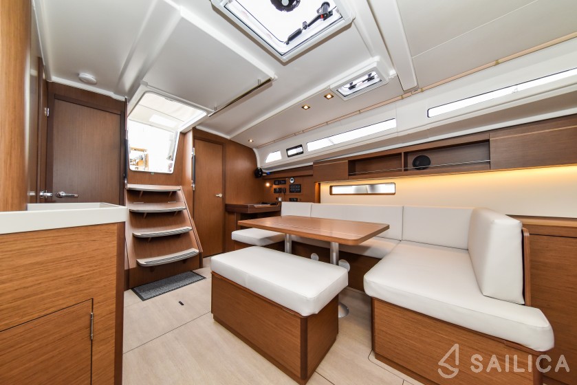 Oceanis 40.1 - Yacht Charter Sailica