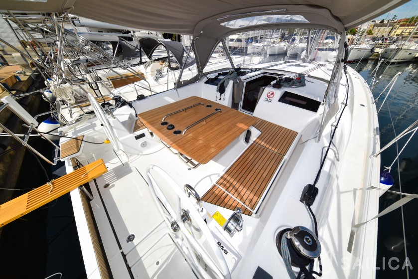 Oceanis 40.1 - Yacht Charter Sailica
